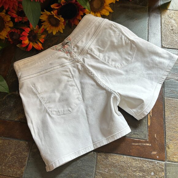 Levi’s Classic Denim Jean Shorts in White, Size 8 (NEW) - Picture 9 of 16